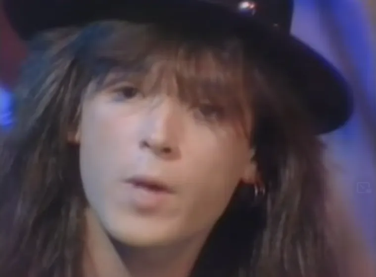 Zlatan Stipišić Gibonni 1987. u spotu s bendom Osmi Putnik za pjesmu &quot;Glasno, glasnije&quot;.
