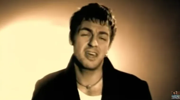 Sandi Cenov 1998. u spotu za pjesmu "Vrijeme novih ljubavi".