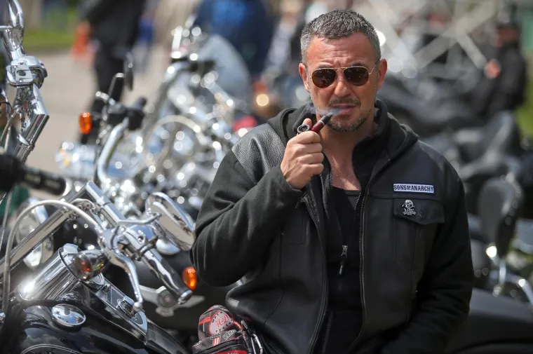 Sandi Cenov je strastveni bajker i ljubitelj tetovaža, a 2016. sudjelovao je u defileu članova Harley-Davidson kluba.