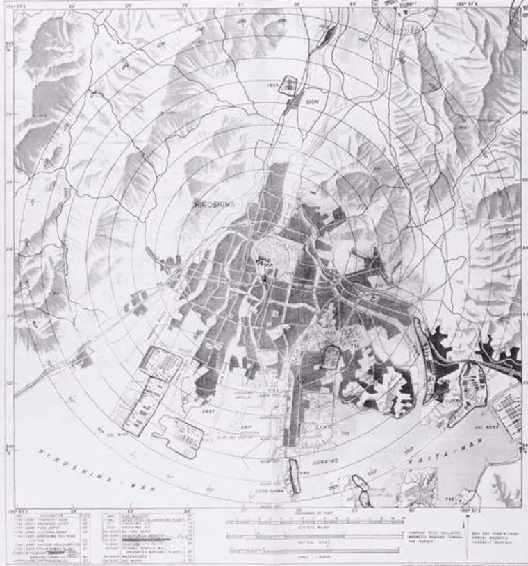 Atomske bombe koje su Sjedinjene Države bacile na Hirošimu i Nagasaki zauvijek su izmijenile svjetsku povijest, ali mapa korištena za planiranje prvog ofenzivnog napada odavno je nestala. Dokument pod nazivom &quot;Karta ciljanog područja 90-30-748, područje Hirošime, odjeljak A-2, XXI&quot;   trebao bi se nalaziti u Državnom arhivu, ali od tamo je odavno nestao te mu se gubi svaki trag.
