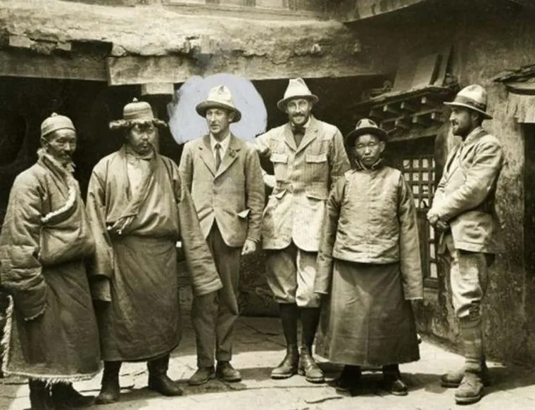 George Mallory bio je britanski pustolov i jedan od pionira alpinizma. Godine 1924. Mallory i njegov kolega Andrew Irvine pokušali su se prvi popeti na najviši vrh svijeta - Mount Everest. Nikada se nisu vratili, a njihova su tijela nađena 75 godina kasnije. George Mallory i Andrew Irvine poginuli su na samo nekoliko stotina metara od vrha Everesta 8. ili 9. lipnja 1924. No, jesu li poginuli u odlasku ili u povratku, što bi Edmundu Hillaryju i Norgayu Tensingu oduzelo naslov prvih ljudi koji su osvojili Everest, nikad nije sa sigurnošću utvrđeno.