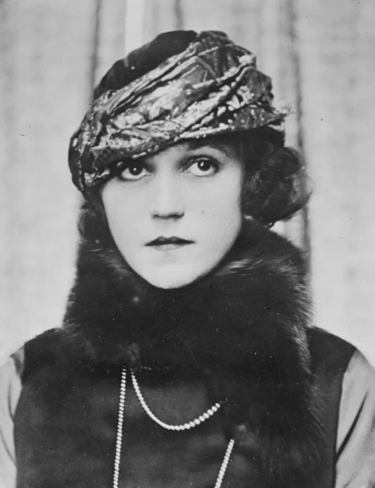 Godine 1937. Alice Brady osvojila je Oscara za najbolju sporednu glumicu za ulogu u &quot;Stari Chicago&quot;, ali nagradu nije mogla primiti osobno zbog problema s gležnjem.  Nepoznati muškarac skočio je na pozornicu kako bi primio nagradu u njeno ime, a zatim je otišao s priznanjem. Navodno nitko nikada nije vidio tajanstvenog čovjeka niti njenog Oscara nakon ceremonije. Akademija je na kraju glumici poslala zamjenu, a samo dvije godine kasnije, ona je preminula od raka. 