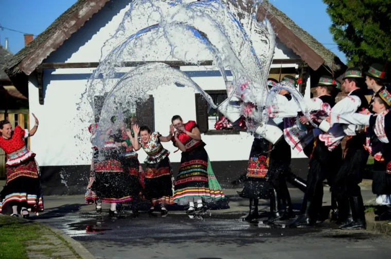 U Mađarskoj se žene na Uskrs oblače u tradicionalnu odjeću, a muškarci ih prskaju vodom. Ponekad bude u pitanju samo simbolično prskanje, no ne treba iznenaditi ako ih dočeka puno vjedro vode.  No i tada bolje prolaze od djevojaka u Češkoj i Slovačkoj.