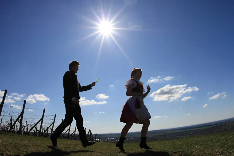 Želite li biti lijepa, plodna i zdrava iduće godine, trebate šibom dobiti batine. Šibanje žena uskrsna je tradicija u Češkoj i Slovačkoj. Šibe se prave od vrbe i ukrašene su šarenim vrpcama. Iako ideja da muškarci idu od vrata do vrata i šibaju svaku ženu na koju naiđu, taj običaj uopće nema veze sa nasiljem. &quot;Iako će vam starije žene ispričati da su kao djevojke znale dobiti batina, danas je to samo na razini geste, običaj koji su u gradovima uglavnom zaboravili. Većina šiba danas je samo ukras, jer je bilo kakva naznaka nasilja nad ženama neprihvatljiva, a djevojke se eventualno simbolično potapša.&quot; Pa ipak, i danas postoje žene koje se namršte kada ugledaju uskršnju šibu&quot;, rekao je Raymond Johnston za Prag Post.