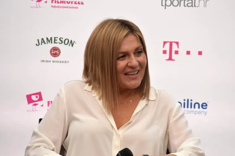 "Prvo moram zahvaliti genetici, zatim živciranju i hiperaktivnosti. Ne vježbam, osim &scaron;to ljeti mnogo plivam. Dnevno odem najmanje tri puta do plaže, isplivam se i vratim obavezama. Pobornik sam zdrave hrane i slu&scaron;am &scaron;to mi organizam treba. Ničeg se ne odričem, ali se nikada se neću prejesti", kazala je Nives. 