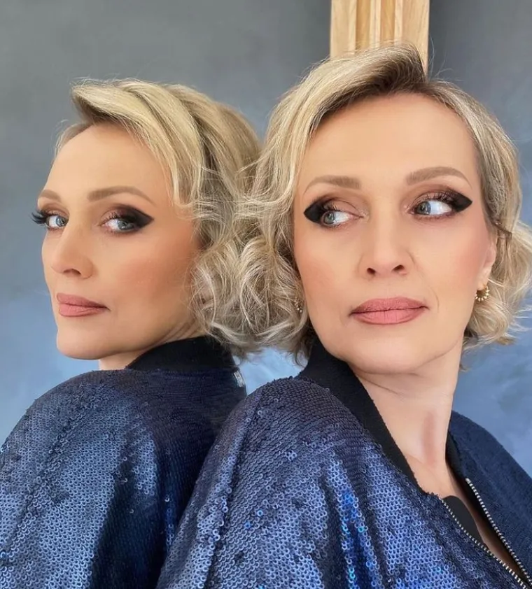 "Ja zapravo svoja modna izdanja dijelim na dvije glavne kategorije: onu u kojoj želim ostaviti dojam i onu drugu, kada želim proći potpuno nezapaženo. Većinu sam vremena u ovoj drugoj kategoriji, ali ne smije proći puno takvih nezapaženih  dana jer si počinjem predbacivati. Generalno, obožavam haljine, odlijela, traperice, čizme svih vrsta i sandale. &Scaron;ilterice i tamne naočale su mi omiljeni make up", otkrila je pjevačica za Journal. 