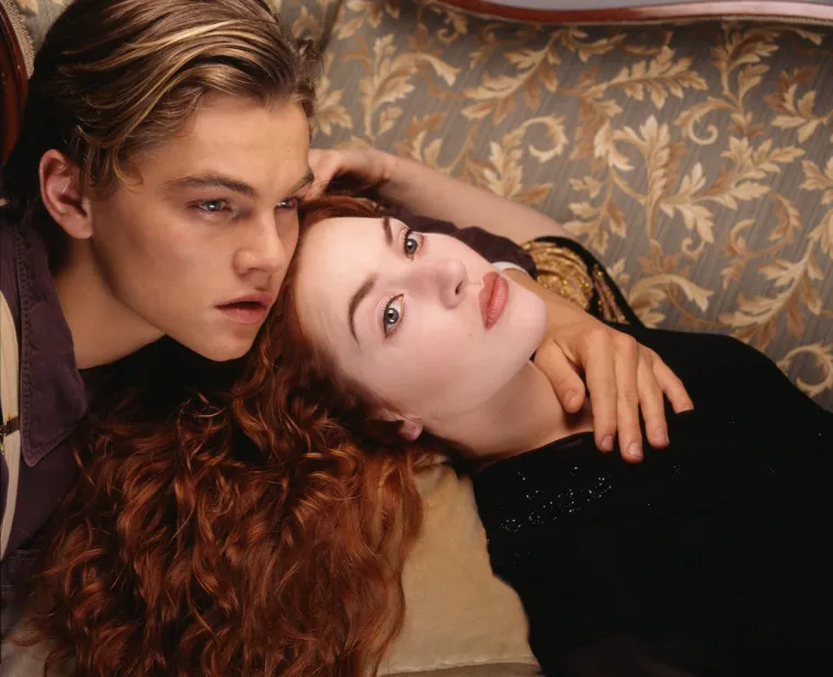 Kate Winslet je odbila nositi kostim kako bi njeni drhtaji izgledali realnije zbog čega je dobila hipotermiju. Na glumce je pazilo 20 spasioca i svima je bilo zabranjeno izlaziti iz bazena do kraja snimanja scene pod prijetnjom da će biti izbačeni sa snimanja.