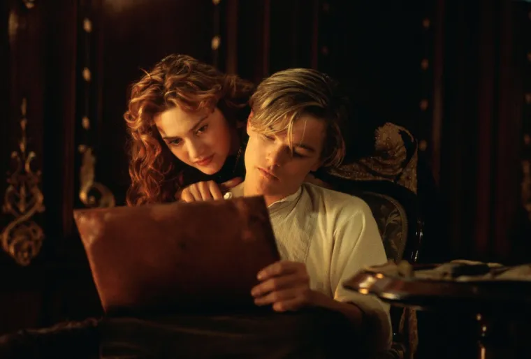 Za uspjeh filma najviše je zaslužan režiser James Cameron za kojeg je Kate Winslet kazala da ne biste vjerovali kakav temperament ima, te da ga se plašila. Osvojio je tri Oscara za Titanik. Sam je snimao scenu kada je Jack crtao skicu nage Rose i sam je nacrtao tu sliku. 