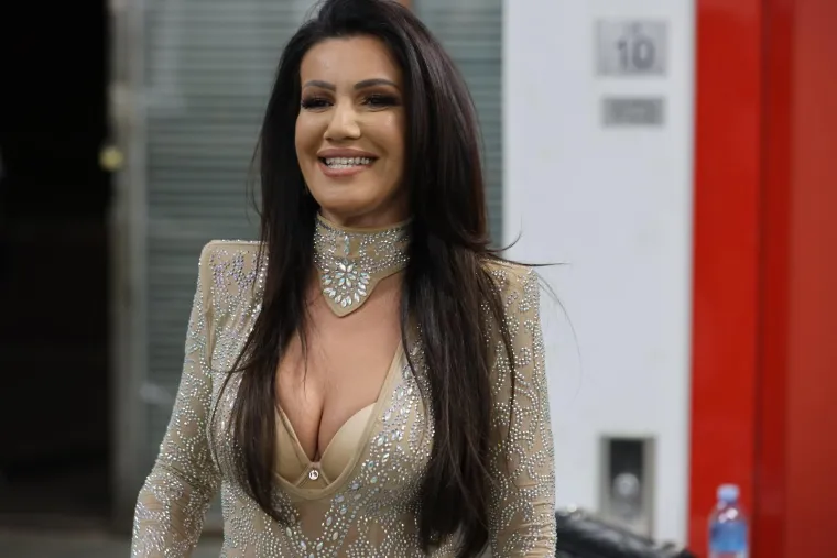 &quot;Rijetko su se viđali uživo, Grabović je često na putu i van zemlje, pa je samo tražila da joj se prebacuju novci poslije obavljenog posla. Dušica je najviše radila sa starletama, mnoge su reality zvijezde, ali ima i dosta onih koje i nisu poznate javnosti. One su poslove ugovarale za manje cijene, ali su same pristajale na to. Od njih je Dušica uzimala oko 20 posto od zarade&quot;, rekao je sugovornik Blica.