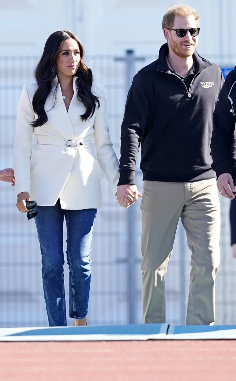 Meghan se u govoru osvrnula i na svog supruga princa Harryja. &quot;Proveo je mnoge kasne noći i rana jutra planirajući ove Igre kako bi ih učinio što savršenijim za svakoga od vas”, rekla je te dodala: &quot;Ne bih ga mogla više voljeti, poštovati i znam da se svi osjećate isto jer on je vaš kolega veteran, koji je odslužio dvije službe u Afganistanu i 10 godina vojnog roka.&quot;