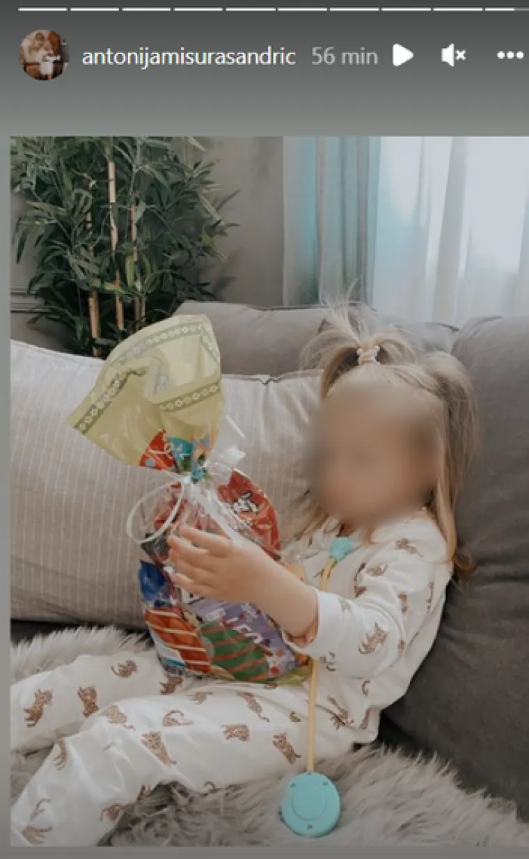 Antonija Mišura Sandrić na Instagramu je objavila fotografiju kćerkicu kojoj je za Uskrs poklonila slatko iznenađenje, a svojim je pratiteljima poručila: &quot;Sretan Uskrs, dragi ljudi.&quot;