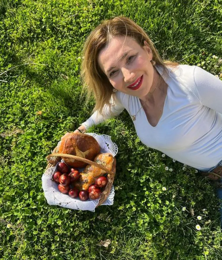 Ecija Ojdanić je Uskrs odlučila provesti u prirodi. Glumica je pozirala uz košaru s hranu te je svojim Instagram pratiteljima zaželjela: &quot;Sretan Uskrs&quot;.