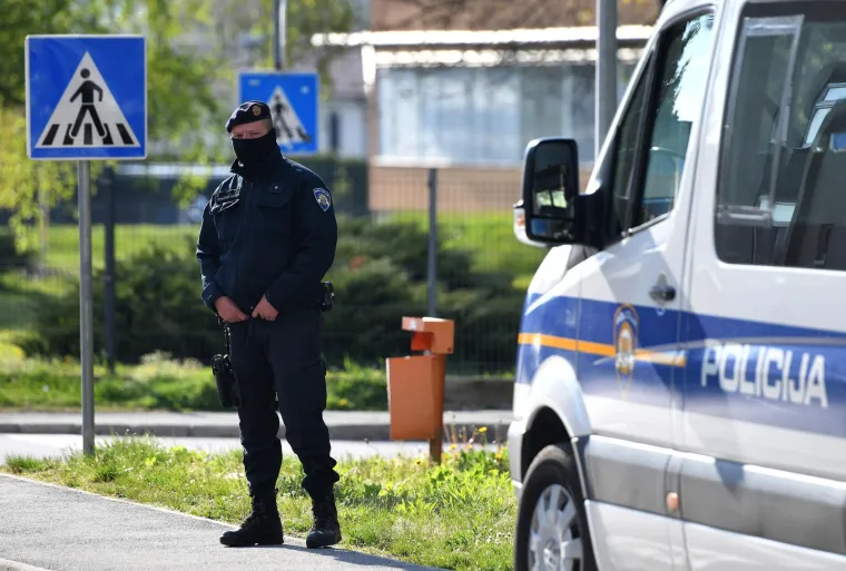 Policija obavlja očevid u domu u kojem je policajac ubio partnericu, također policajku, a potom presudio sebi