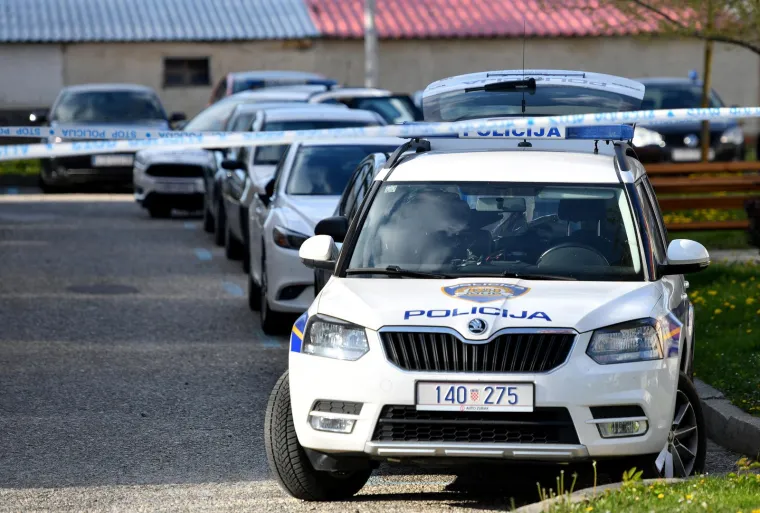 Policija obavlja očevid u domu u kojem je policajac ubio partnericu, također policajku, a potom presudio sebi