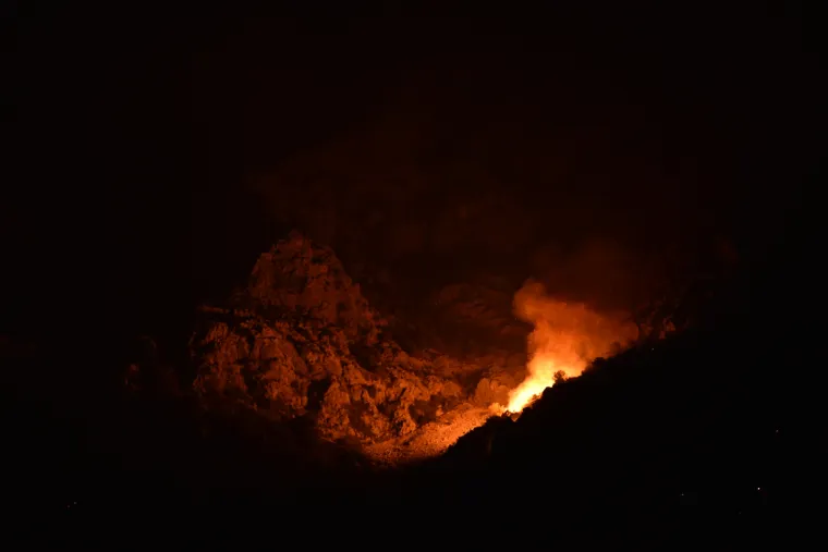 50-ak vatrogasaca bori se kod Živogo&scaron;ća sa &scaron;umskim požarom na Biokovu po buri od 126 km/h. Gorjelo i Čiovo