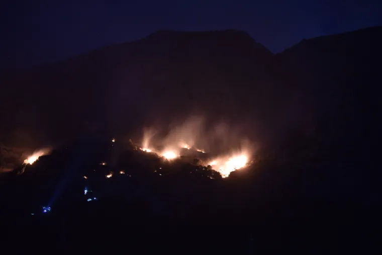 50-ak vatrogasaca bori se kod Živogo&scaron;ća sa &scaron;umskim požarom na Biokovu po buri od 126 km/h. Gorjelo i Čiovo