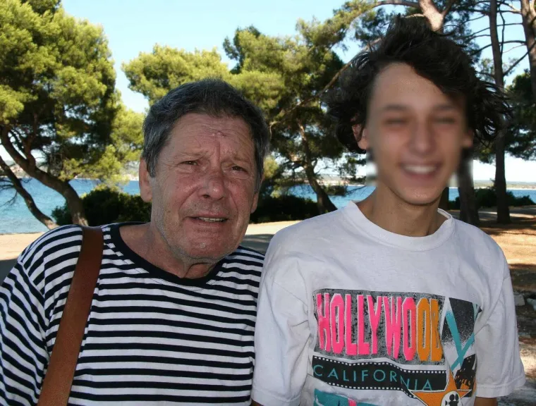 Devedesete su život ovo dvoje glumaca izokrenule naopačke. Ivici su kolege glumci većinom okrenuli leđa, a Vidovići su živjeli s gorčinom: &quot;Tada nisam ništa pretpostavljala i u tadašnjim okolnostima birala sam najmanje zlo. Čak se ni sa svojim roditeljima u Beogradu nisam oprostila na neki dramatičan i definitivan način. Zapravo, Ivica i ja u postojećem povijesnom i političkom klinču nismo imali puno opcija. Ivičin dolazak u Beograd nije bio moguć zbog same prirode rata u Hrvatskoj – sjetite se iskustva Mire Furlan – i on se u Zagreb više ne bi mogao vratiti, nego bi od te izopćenosti, sigurna sam, vrlo brzo umro. Iako sam uvjerena da bi tamo naš profesionalni život bio oboma dostupan, vjerojatno i sadržajniji. Opcija odlaska u treće zemlje za nas nije bila rješenje, što zbog Ivičinih godina, što zbog nepoznavanja jezika. Beograd sam napustila u lipnju 1992., naš sin Filip bio je napunio godinu dana i bio je to posljednji trenutak da okupimo našu malu obitelj&quot;, priznala je za Portalnovosti.com