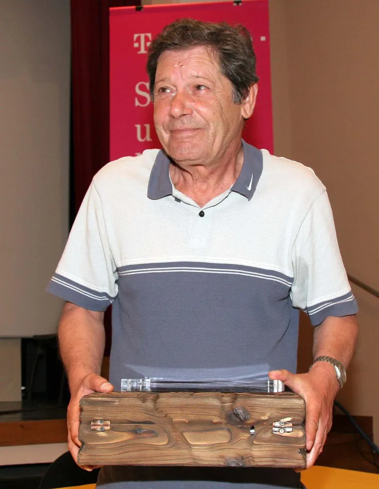 U istom je intervjuu Gordana opisala i što im se dogodilo kada su se iz Dubrovnika odlučili vratiti u Zagreb: &quot;Nakon Dubrovnika vratili smo se u Zagreb, gdje nas je tek dočekao apsolutni muk iz kojeg se mogla iščitati bogata paleta značenja. Tu je počeo pravi košmar. Našli smo se u egzistencijalnom vakuumu, bez ičije podrške, izolirani i obilježeni i ja sam nekoliko mjeseci morala biti na lijekovima. Uslijedile su godine teške besparice i sve tamo negdje do 1996. naš primarni životni zadatak bio je kako preživjeti. Ne znam jesmo li mogli biti mudriji, ali svojim pristankom da tako nezaštićeni ostanemo ovdje, svojim u suštini defanzivnim životnim odabirom, mi smo prihvatili krivnju i križ trajne marginalizacije. Naprosto, u tako kontaminiranom prostoru naša ‘mješovita priča’ nije pronalazila svoje mjesto pod suncem. A za mene je to značilo pristajanje da u profesionalnom smislu postanem invalid&quot;. 