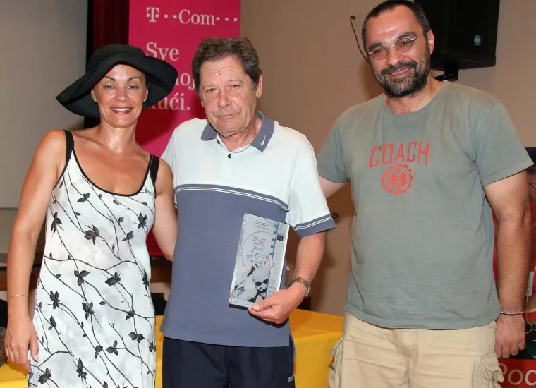 Kako to obično biva, u cijelu se priču upleo i &quot;prst sudbine&quot; pa su 1997. započeli rad na samostalnom projektu &quot;Ay, Carmela&quot;. Radilo se o komadu o nasilničkoj prirodi militantnog režima u vrijeme građanskog rata u Španjolskoj, o prikraćenom življenju u neslobodi i okruženju gdje klauni i beskičmenjaci prolaze, dok časni i uspravni bivaju ušutkani i zaustavljeni. Premijera predstave &quot;Ay, Carmela&quot; ujedno je bio i početak Teatra Rugantino, kojeg su supružnici zajedno osnovali i koji sjajno &quot;posluje&quot; i dan danas.