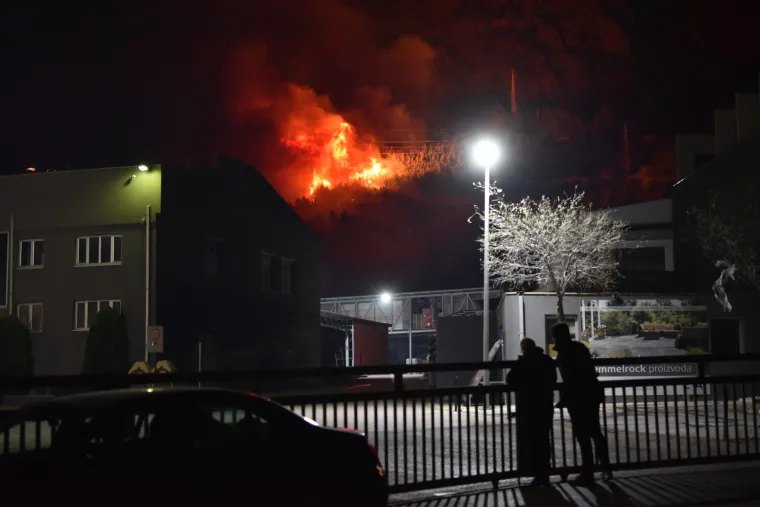 Cijelu noć divljao je uz olujnu buru na Biokovu &scaron;umski požar kod Živogo&scaron;ća. Tijekom noći izbio je jo&scaron; jedan kod Makarske