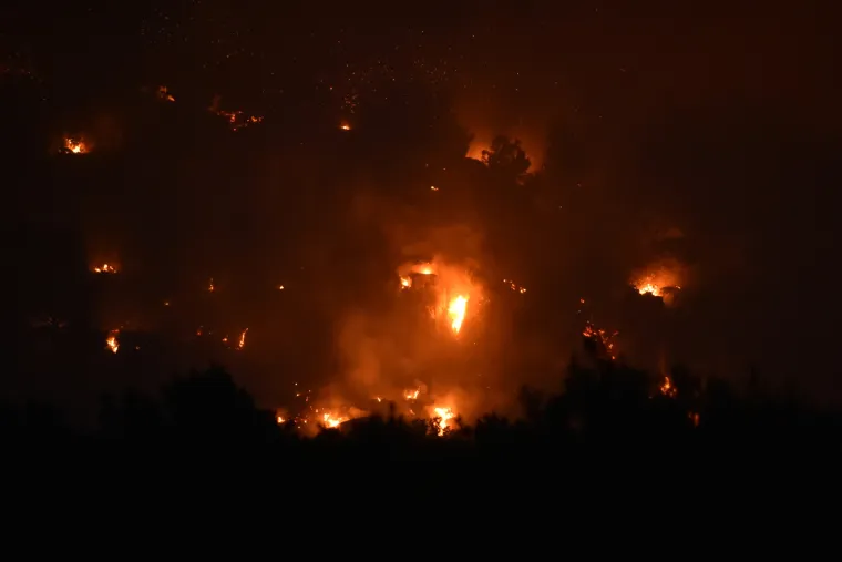 Cijelu noć divljao je uz olujnu buru na Biokovu &scaron;umski požar kod Živogo&scaron;ća. Tijekom noći izbio je jo&scaron; jedan kod Makarske