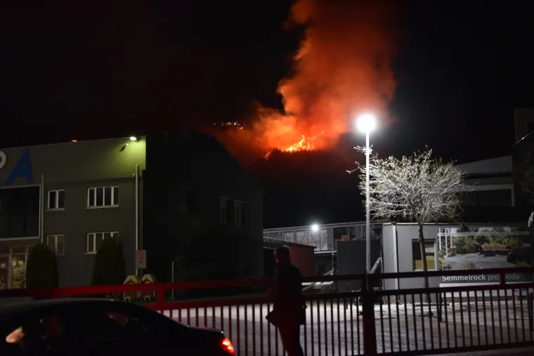 Cijelu noć divljao je uz olujnu buru na Biokovu &scaron;umski požar kod Živogo&scaron;ća. Tijekom noći izbio je jo&scaron; jedan kod Makarske