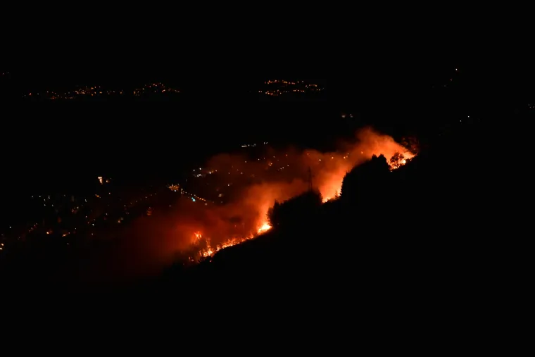 Cijelu noć divljao je uz olujnu buru na Biokovu &scaron;umski požar kod Živogo&scaron;ća. Tijekom noći izbio je jo&scaron; jedan kod Makarske