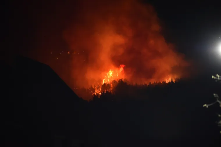 Cijelu noć divljao je uz olujnu buru na Biokovu &scaron;umski požar kod Živogo&scaron;ća. Tijekom noći izbio je jo&scaron; jedan kod Makarske