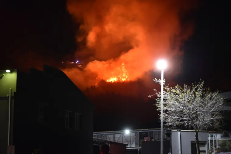 Cijelu noć divljao je uz olujnu buru na Biokovu &scaron;umski požar kod Živogo&scaron;ća. Tijekom noći izbio je jo&scaron; jedan kod Makarske