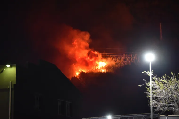 Cijelu noć divljao je uz olujnu buru na Biokovu &scaron;umski požar kod Živogo&scaron;ća. Tijekom noći izbio je jo&scaron; jedan kod Makarske