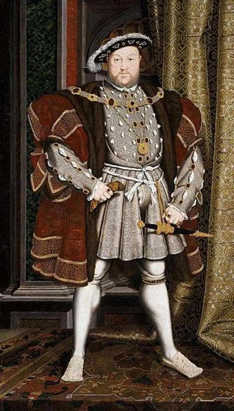 3. Henrik VIII. je odrubio glave svojim ženama: Kako bi se dodvorio svojoj drugoj ženi, Anne Boleyn, Henrik VIII. joj je poslao  jelena kojeg je sam ubio i poruku koja je glasila: “Nadajući se da ćete, kad ga jedete, možda misliti na lovca.” Međutim, njegova priča se promijenila kada mu nije uspjela roditi muške nasljednike nakon što su se vjenčali. Anne Boleyn i Catherine Howard, Henrikova peta supruga, su obje bile pogubljene. Njegova želja da se razvede od svoje prve žene, Katarine Aragonske, navela da odvoji englesku od rimokatoličke crkve. Razveo se i od svoje četvrte supruge, Anne od Clevesa. Njegova treća supruga i jedina koja je rodila preživjelog muškog nasljednika, Jane Seymour je umrla od trovanja krvi. Njegova šesta i posljednja supruga, Katherine Parr, nadživjela je Henrika. Dob: prosinac u 55 (1491-1547). Mjesto rođenja: Palace of Placentia, London, Ujedinjeno Kraljevstvo.
