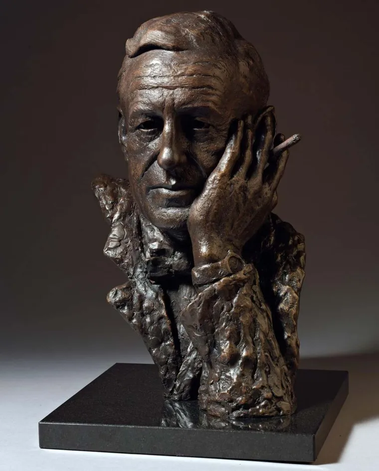 5. Ian Fleming je nazivao žene psima: Tvorac Jamesa Bonda, Ian Fleming je proveo mnogo vremena zavodeći žene. Jedna prijateljica je o Flemingu rekla: &quot;Nisam poznavala nikoga tko se toliko seksao kao Ian.&quot; I sam Fleming je svojedobno s prijateljem podijelio svoje osjećaje prema ženama, tvrdeći da su žene poput kućnih ljubimaca ili pasa. Inače, Fleming je napustio renomiranu britansku vojnu akademiju Sandhurst jer je obolio od gonoreje koju je dobio od prostitutke. Dob: prosinac sa 56 godina (1908.-1964.). Mjesto rođenja: Mayfair, London, London, Engleska. Profesija: novinar, romanopisac, pisac.

