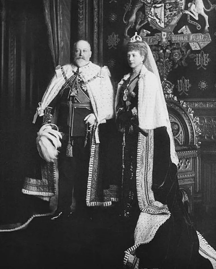 7. Edward VII. je rezervirao klupu za svoje ljubavnice na krunidbi: Ovaj engleski monarh, poznat i po nadimku “Edward the Caresser ” je imao mnoštvo kraljevskih ljubavnica. Čak je odredio posebnu klupu u Westminsterskoj palači za &quot;posebne dame kralja&quot; tijekom svoje krunidbe 1901. Njegove partnerice su bile majka Winstona Churchilla, francuska glumica Sarah Bernhardt, kao i brojne dame večeri. Edward je čak imao svoju osobnu stolicu u francuskom bordelu. Njegova posljednja ljubavnica, Alice Keppel je bila prabaka druge žene princa Charlesa, Camille, vojvotkinje od Cornwalla. Dob: prosinac u 68. godini (1841.-1910.). Mjesto rođenja: Buckinghamska palača, London, Engleska.

