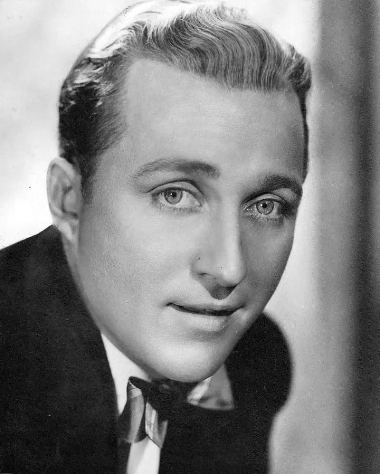8. Bing Crosby je bio serijski preljubnik: Crooner Bing Crosby je često varao svoju ženu. Glumica Joan Caulfield je imala samo 22 godine kada je Crosby, tada u 40-ima, imao aferu s njom. Crosby je čak zatražio dopuštenje od katoličke crkve kako bi se razveo od svoje žene te mogao oženiti Caulfield. Kada je njegov zahtjev odbijen, Bing je na kraju ostao sa svojom ženom, iako su se njegove preljubničke navike nastavile. Drugi izvještaji njegove obitelji potvrđuju da se Crosby kao javna osoba razlikovao od njegovog ponašanja kod kuće. Dob: prosinac sa 74 godine (1903.-1977.). Mjesto rođenja: Tacoma, Washington, Sjedinjene Američke Države. Profesija: poduzetnik, kantautor, filmski producent, golfer, glumac.
