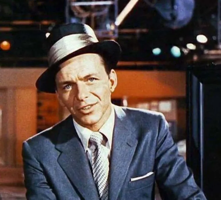 10. Frank Sinatra je oženio ženu mlađu od svoje kćeri: Frank Sinatra je imao dugu listu ljubavnica, a glasine su ga povezivale s Elizabeth Taylor, Natalie Wood i Jackie Kennedy. Spavao je i s djevojkama u sobama za masažu, a svog prijatelja Johna F. Kennedyja je upoznao s lijepim ženama kako bi ih zavodile. Sinatrina treća supruga, Mia Farrow je bila pet godina mlađa od njegove kći. Sinatra je tijekom svog života imao više afera i često je viđen kako viče na žene u javnosti. Dob: prosinac s 82 godine (1915.-1998.). Mjesto rođenja: Hoboken, New Jersey, SAD. Profesija: Dirigent, filmski producent, glumac, pjevač.
