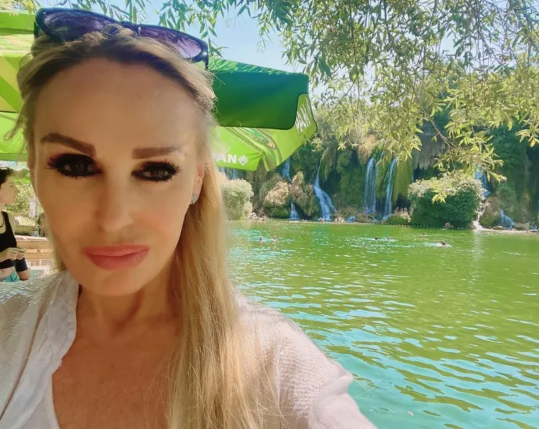 Tvrdila je kako je njegovo ponašanje s vremenom postajalo sve gore te da to više nije mogla trpjeti: &quot;Počeo mi je naređivati kada bismo bili u noćnom provodu. Kao, &quot;idemo odmah kući&quot;. Odgovorim mu: &quot;Idi ti slobodno&quot;. Dogovarali smo naše druženje i na Siciliji. Rekla sam mu: &quot;Stavit ću ti košuljicu&quot;. Mislila sam na ludačku košulju. I nevjerojatno, samo dva dana posijle ovog mog zezanja Al Pacino je završio na psihijatrijskoj klinici i to od posljedica konstantnog stresa. Al je divan tip, ali iako ga mnogi vide kao &quot;Kuma&quot; ili &quot;Scarfacea&quot;, ja sam ga doživjela kao neopuštenu osobu. Možda čak i s nataloženim kompleksima&quot;, otvoreno će Dijana.