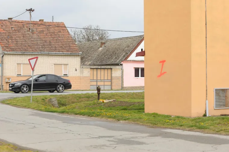 U Bijelom Brdu kod Osijeka na nekoliko lokacija osvanulo zloglasno slovo Z, isto ono koje ruski krvnici koriste na vojnim vozilima