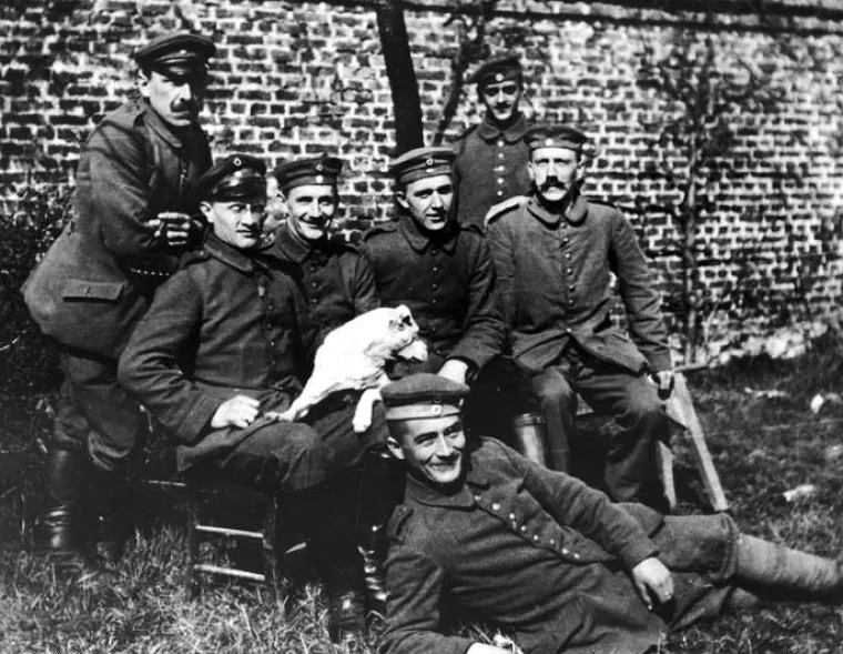 4. Dezertirao iz Austrougarske kako bi se prijavio u njemačku vojsku: Činjenica da je Hitler bio Austrijanac, rođen u Braunau am Innu u travnju 1889., mogla bi se činiti čudnom s obzirom na njegovu povezanost s njemačkim nacionalizmom. Međutim, ta sklonost nije bila toliko neobična među Austrijancima.  Pod utjecajem svog srednjoškolskog učitelja Leopolda Poetscha, koji je imao jak njemački nacionalistički senzibilitet (i podučavao je i Aldolfa Eichmanna), Hitler je prezirao Austro-Ugarsko Carstvo i iskazivao lojalnost samo Njemačkoj.  Kada ga je Austrougarska regrutirala, otišao je na liječnički pregled kako bi ispao nesposobam. Potom je otišao u München i prijavito se u bavarsku vojsku prije nego što se 1925. odrekao austrijskog državljanstva i službeno postao njemački državljanin početkom 30-ih. (Hitler, sjedi krajnje desno)

