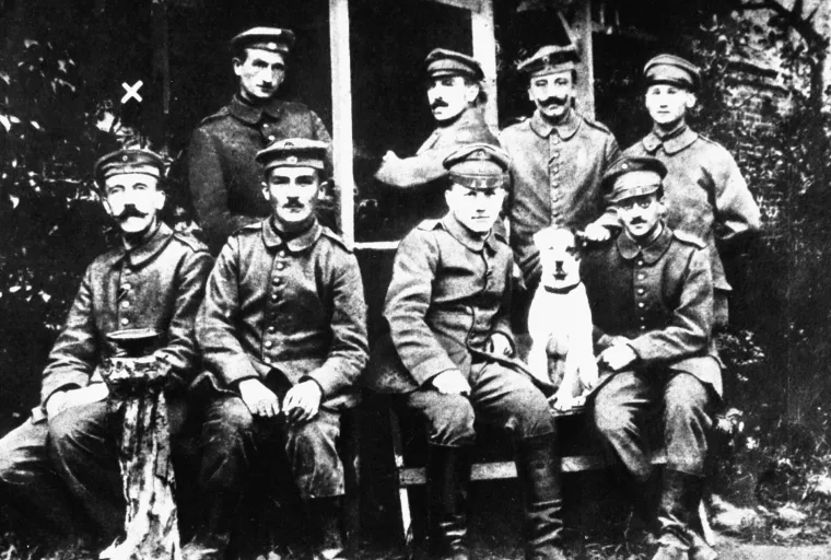 5. Sudjelovao u jezivom bitci kod Ypresa pa završio na puno ugodnijem položaju: Dok je još bio austrijski državljanin, Adolf Hitler je primljen u bavarsku vojsku. Služio je u pješaštvu u Prvoj bitci kod Ypresa, gdje su pješačke divizije pretrpjele teške gubitke. Procjenjuje se, pogiunulo je od jedne trećine do polovice svih vojnika. 
Nakon ove bitke postao je pukovnijski teklič; što je bila relativno sigurna uloga, koja se uglavnom odvijala daleko od fronta. Unatoč tome Hitler je zadobio ranu na nozi u bitci na Sommi 1916., a privremeno je oslijepljen iperitom 1918. Dok se oporavljao od potonje ozljede Hitler je čuo vijest o njemačkoj predaji i primirju. (Hitler s drugim njemačkim vojnicima, krajnje lijevo)
