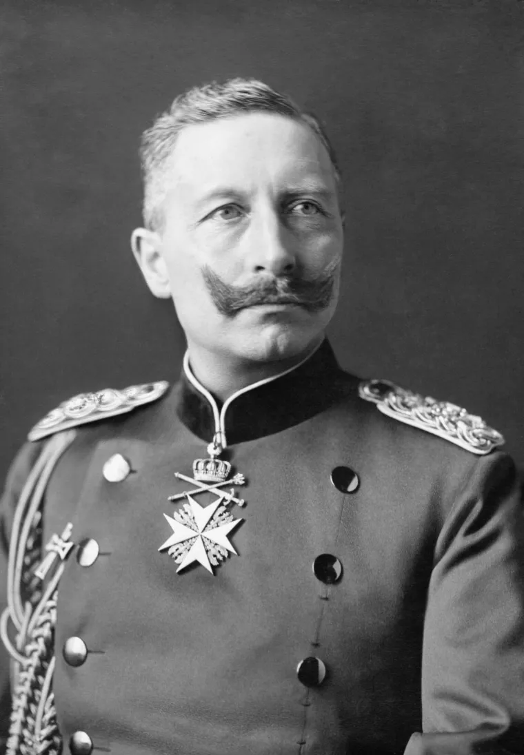 6. Morao skratiti brkove zbog plinske maske:
I Hitlerovi prepoznatljivi brčići zapravo su posljedica rata. On je želio raskošne brkove poput onog kakve je nosio njemački car Wilhelm II.  No  tijekom Prvog svjetskog rata naređeno mu je da ih smanji kako bi ne bi smetali  plinskoj  maski. (njemački car Wilhelm II) 