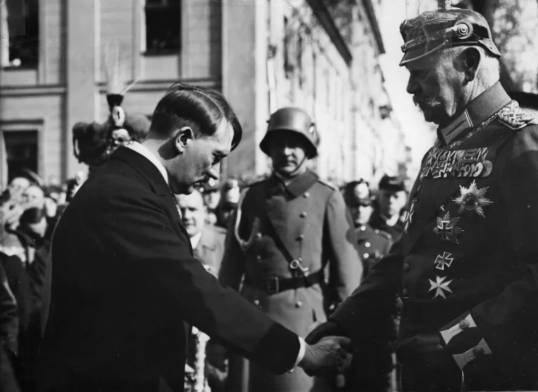 
9. Osobno nikada nije pobijedio na izborima: Kada se Hitler kandidirao za predsjednika u travnju 1932. izgubio je od Paula von Hindenburga.
Međutim, na saveznim izborima u lipnju te godine, Nacistička stranka osvojila je 37 posto glasova, postavši najveća stranka u Reichstagu. U odsutnosti većinske vlade, Hindenburg je imenovao Hitlera za kancelara u siječnju 1933.  Hitler je brzo iskoristio ovlasti, i nakon požara parlamenta za kojeg je okrivio komuniste,  suspendirao građanske slobode. 
U takvim okolnostima, na novim izborima nacistička stranka jeu stekla većinu u Reichstagu  i uspjela je donijeti Zakon o omogućavanju, dajući  Hitleru ovlasti diktatora, koji je sada mogao donositi zakone bez Reichstaga ili predsjedništva. Uredi predsjednika i kancelara na kraju su spojeni nakon Hindenburgove smrti 1934., a Hitler je postao Führer. (Hitler i Hindenburg)
 