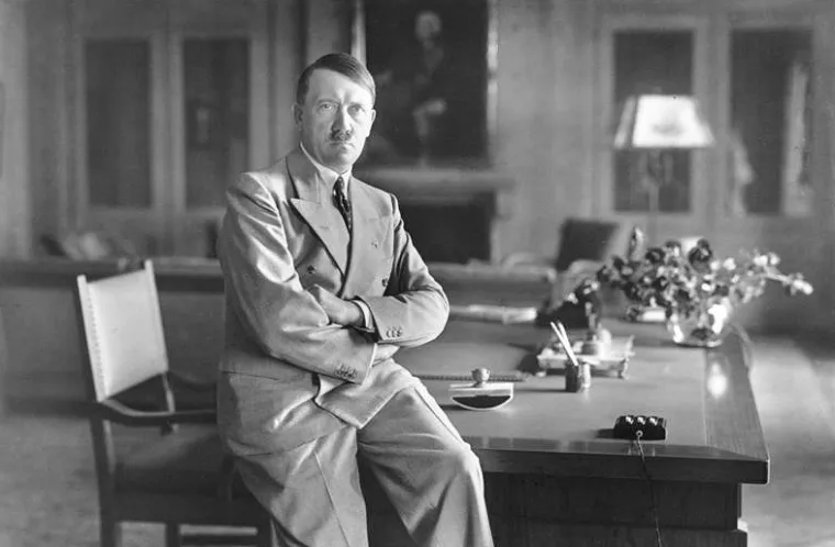 10. Šopingholičar koji je obožavao luksuz: Samokontrola Hitleru ni u čemu nije bila jača strana, a biograf Volker Ullrich nedavno je otkrio da je Fuhrer zapravo potrošio tisuće na luksuz (automobile, šampanjac, odjeću, itd.) dok se pretvarao da je “čovjek iz naroda”. Na što nije trošio novac? Porez na dohodak.  Možda potaknut svojim ranijim siromaštvom, činilo se da je Hitler odlučan prikupiti osobno bogatstvo. Dok je velik dio njegovog novca dolazio je iz predvidljivih izvora  -od donacija korporacija do zamračivanja  državnog novca, domislio se i originalnom financijskom manevru.  Nakon što je postao kancelar, naredio je vladi da kupi kopije njegovog Mein Kampfa i daruje ih svakom vjenčanom paru kao svadbeni dar. Tantijemi od prodaje su naravno, išli njemu. 