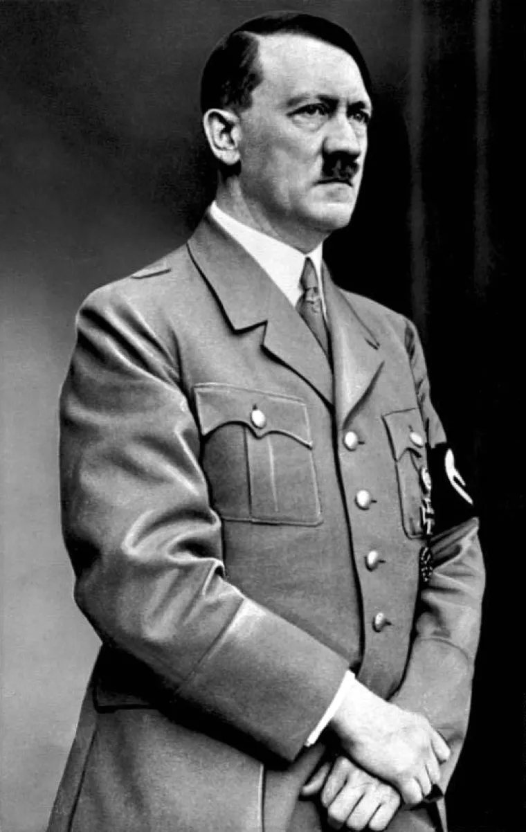 13. Trezvenjak koji se &apos;davio&apos; drogama: U pokušaju da izgrade glavnu &quot;arijevsku&quot; rasu, nacisti su bili poznati po promicanju zdravog tijela  pa možda i ne čudi što je Hitler bio trezvenjak, nepušač i vegetarijanac. Međutim, njegove zdrave navike bile su narušene njegovom navodnom upotrebom opijata. Prema nedavnim istraživanjima, 1941. godine njegov osobni liječnik, Theodor Morell, počeo mu je ubrizgavati razne droge, uključujući oksikodon, metamfetamin, morfij, pa čak i kokain. Zapravo, droga je bila popularna među svim nacistima,  čak su i vojnicima često davali meth prije bitke. Pred kraj svog života, Hitler je bio sklon drhtavici, i, dok su neki to pripisali Parkinsonovoj bolesti, drugi su nagađali da se radi o odvikavanju od droga, koje je do tada bilo teško dobiti.
