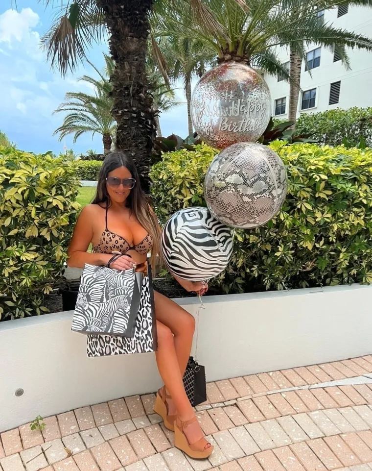 Claudia Romani partijala u tanga bikiniju i stvarno ne znamo u kojoj pozi je njezina guza veći spektakl