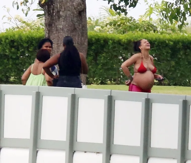 Rihanna se ne zamara tračevima: S trbuhom do zuba, ali iz sićušnih bikinija ne izlazi