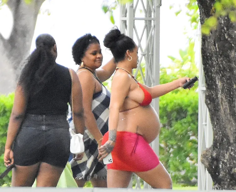 Rihanna se ne zamara tračevima: S trbuhom do zuba, ali iz sićušnih bikinija ne izlazi