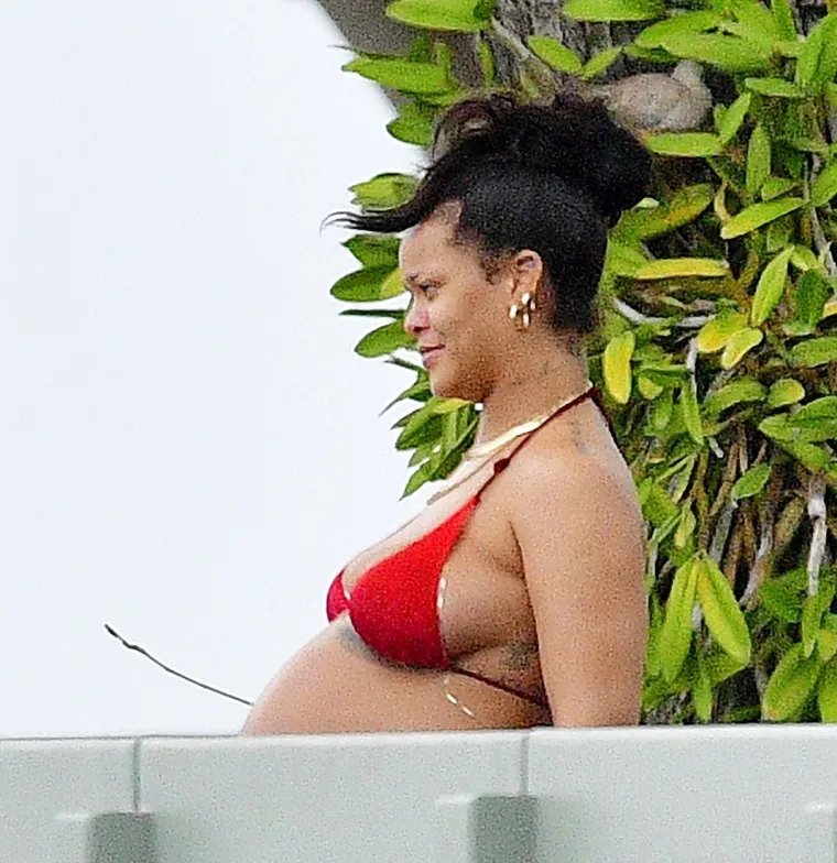 Rihanna se ne zamara tračevima: S trbuhom do zuba, ali iz sićušnih bikinija ne izlazi