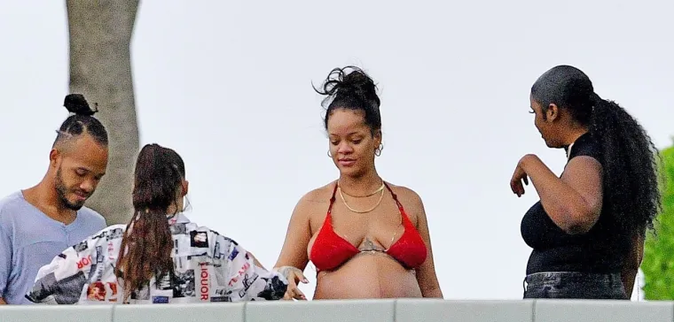 Rihanna se ne zamara tračevima: S trbuhom do zuba, ali iz sićušnih bikinija ne izlazi