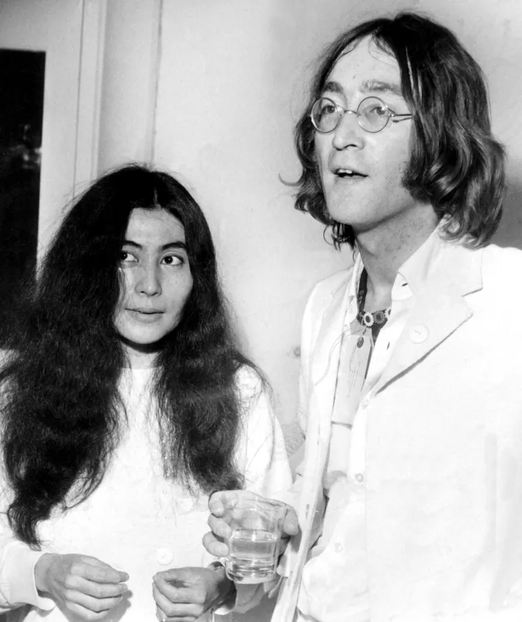 Yoko Ono i John Lennon svoju su tajnu vezu započeli kada su oboje bili u braku s drugim partnerima, a za Ono se naširoko smatralo da je bila faktor u raspadu The Beatlesa. Kada su se vjenčali, par se razdvojio na kratko vrijeme, Lennon je tada započeo aferu za koju je Ono priznala da ju je potaknula. Ljubav ovog kontroverznog para bila je sve samo ne obična i dosadna. Yoko je bila sedam godina starija od Lennona, a za 35. rođendan, 1975., Lennonu je priredila priličan dar. Njegova supruga Yoko Ono rodila je sina kojemu su dali ime Sean Taro Ono Lennon. 

Međutim, 5 godina nakon rođenja njihovog sina, Lennon je upucan ispred svog stana u New Yorku, 1980., ubio ga je pomahnitali obožavatelj Mark David Chapman koji je u njega ispalio 4 metka. Yoko Ono danas ima 89 godina te još uvijek potajno oplakuje svog voljenog supruga koji je donio pravu revoluciju u glazbeni svijet.