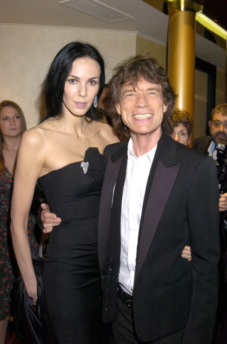 Tragična ljubavna priča prati i Micka Jaggera koji još dan danas neutješno pati za misteriozno preminulom L&apos;Wren Scott. L&apos;Wren, koja je bila u vezi s Mickom više od deset godina, tragično si je oduzela život 2014. Nakon tužnih vijesti, rock zvijezda je objavila izjavu na svojoj službenoj web stranici, napisavši: &quot;Još uvijek se borim da shvatim kako je moja partnerica i najbolji prijateljica mogla okončati svoj život na ovaj tragičan način.&quot; Naime, L&apos;Wren je svoj život okončala vješanjem, imala je 49 godina. 